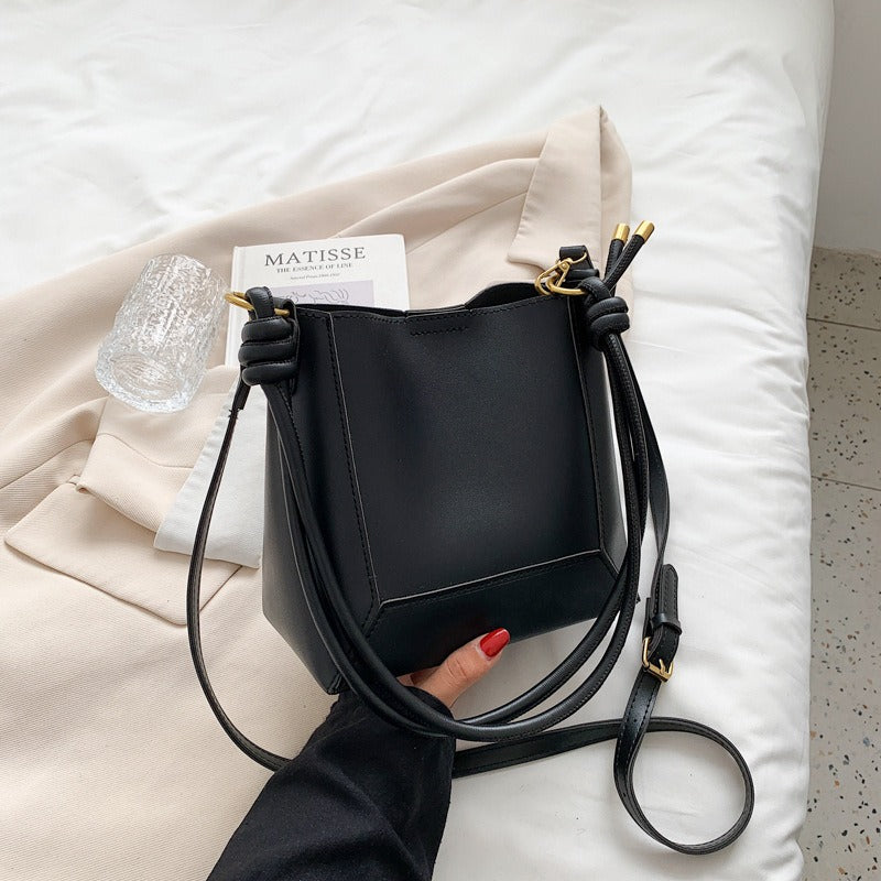 Fashionable Large Capacity Simple One Shoulder Crossbody Bag Retro Texture Bucket Bag Women's Bag